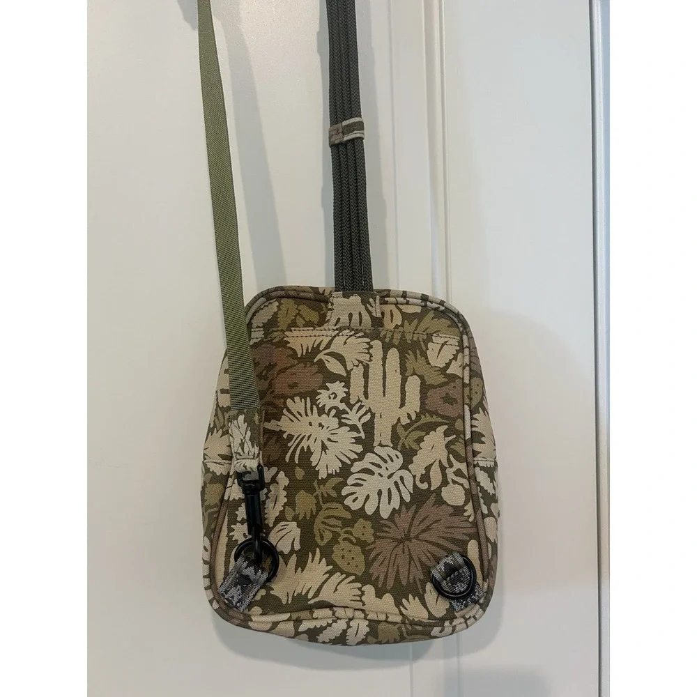 KAVU Desert Cactus Sling Sling Bag with Green Climbing Rope Strap NWOT Outdoor